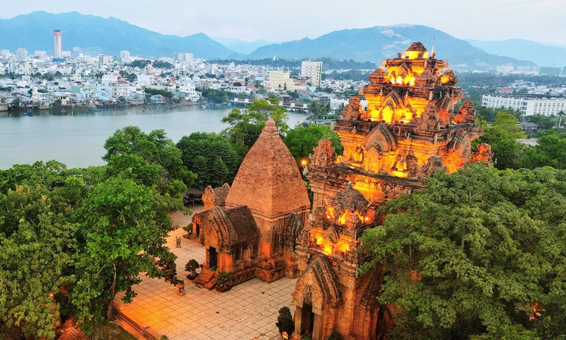 Tháp Bà Ponagar là một khu di tích lịch sử và tâm linh rất độc đáo mà bất kỳ khách du lịch Nha Trang nào cũng muốn ít nhất 1 lần được ghé tham quan. Địa điểm du lịch Nha Trang - Tháp Bà Ponagar xinh đẹp nằm gọn gàng trên một quả đồi nhỏ bên bờ sông Cái hiền hòa. Vị trí ngọn đồi khá thoáng gió với độ cao khiêm tốn chỉ 50m so với mặt nước biển. Từ xa bạn cũng có thể dễ dàng nhận ra tháp Bà Ponagar Nha Trang vì hình dáng và kiến trúc rất đặc sắc.