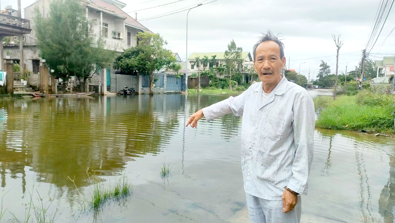 Ông Bùi Văn Nam sinh sống ở đường Đoàn Trực kiến nghị TP Huế sớm làm hệ thống thoát nước để dân bớt khổ