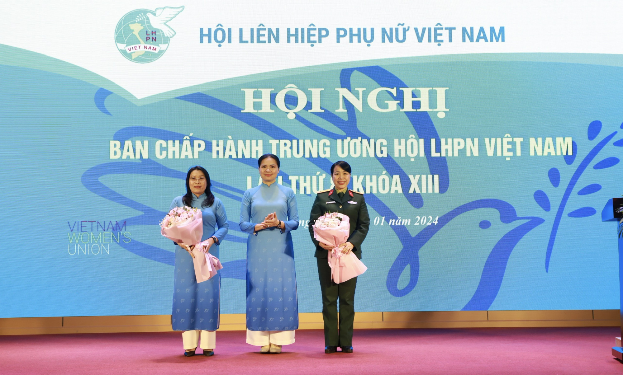 Bà Hà Thị Nga - Chủ tịch Hội LHPN Việt Nam (giữa) trao hoa chúc mừng 2 ủy viên Ban chấp hành Hội LHPN Việt Nam vừa bổ sung