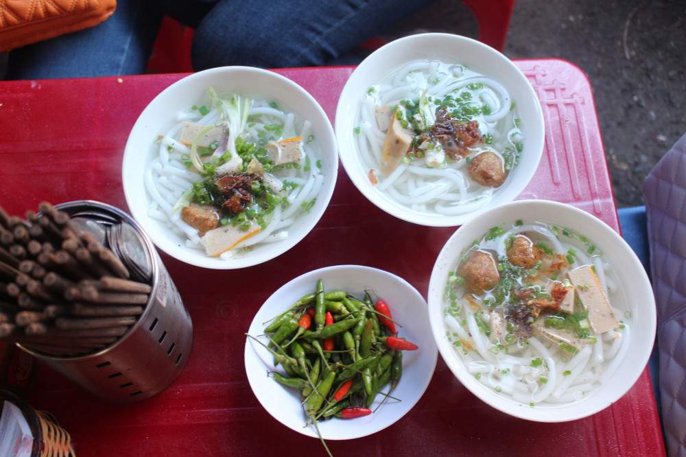 Chợ Đầm là khu chợ truyền thống với tuổi đời trăm năm và là địa điểm lý tưởng để mua sắm đặc sản và quà lưu niệm Nha Trang. Đây cũng là thiên đường ẩm thực với những món ngon và đặc sản địa phương hấp dẫn để bạn trải nghiệm món ngon thành phố biển với giá hạt dẻ.