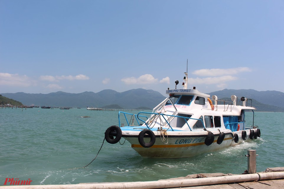 Ngày 2: Ăn sáng, trả phòng, gửi hành lý chỗ tiếp tân (nếu nhiều). Lên tàu đến hòn Mun hay đến vườn thực vật. 17g về lại trung tâm TP, dạo chợ đêm, dạo biển, mua quà. 21g, ghé khách sạn lấy hành, chuẩn bị lên xe hay lên tàu trở lại TPHCM. 