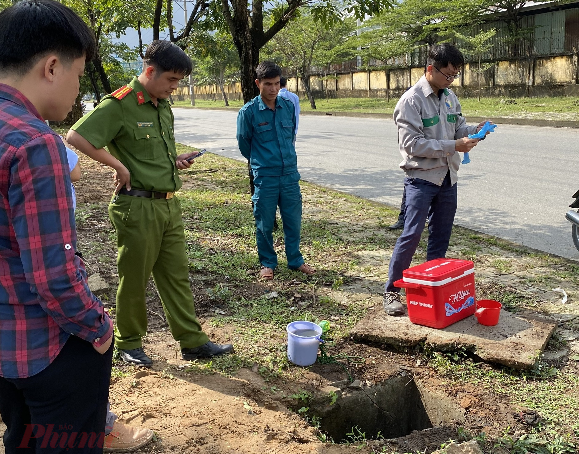 Cảnh sát môi trường đến ghi nhận vụ việc