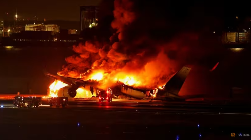 Máy bay A350 của Japan Airlines bốc cháy tại sân bay quốc tế Haneda ở Tokyo, Nhật Bản ngày 2/1/2024. (Ảnh: Reuters/Issei Kato)