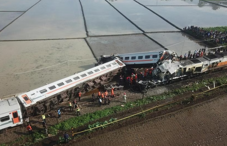 Tàu địa phương Bandung Raya va chạm với tàu Turangga ở Cicalengka, Bandung, tỉnh Tây Java ngày 5/1/2024. ẢNH: REUTERS