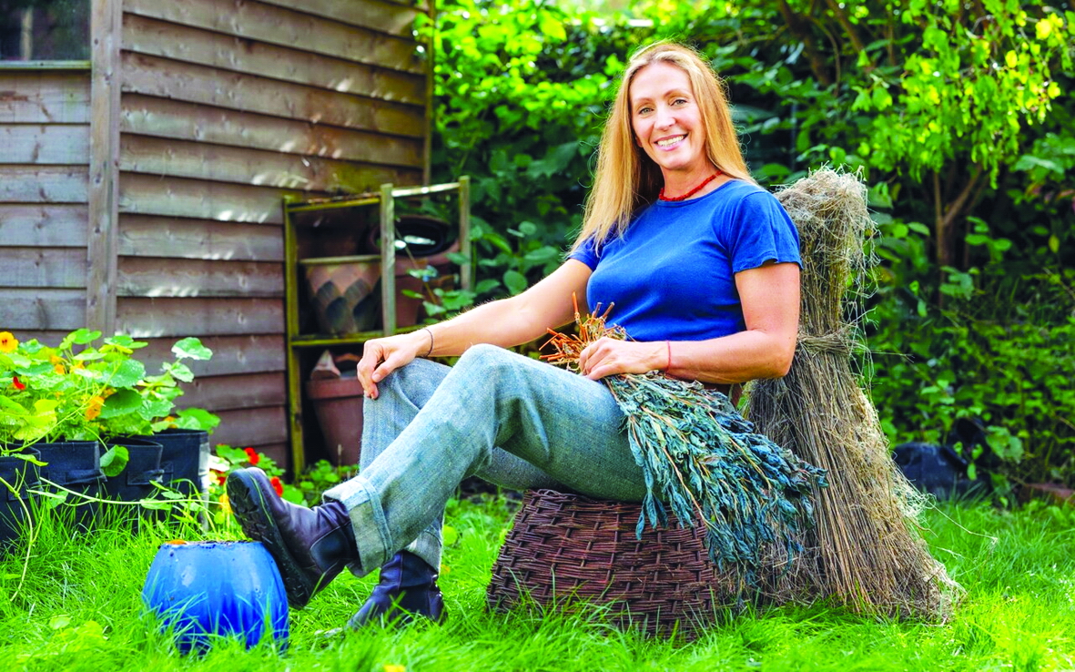 Justine Aldersey-Williams mặc chiếc quần jeans do mình gieo hạt, trồng cây, quay sợi, dệt và cắt may - ẢNH: PAUL COOPE