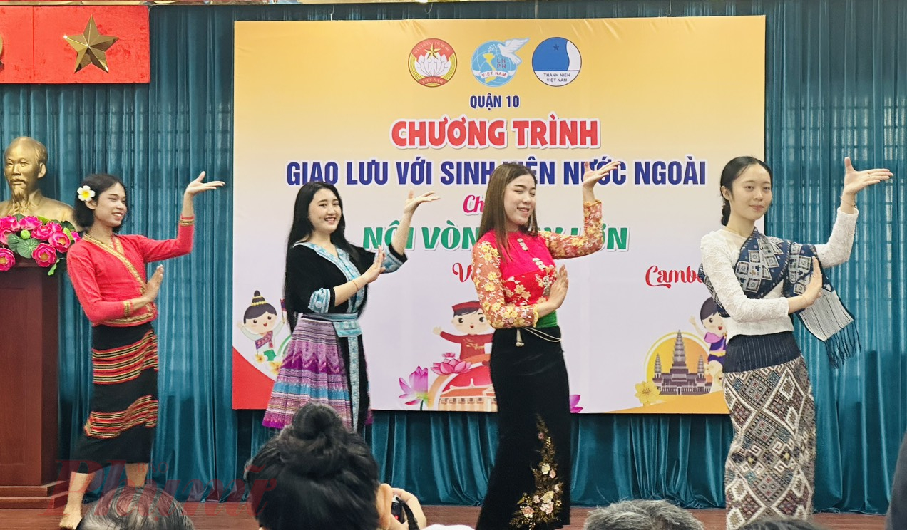  Những điệu múa, câu hát truyền thống của nước Lào và Campuchia được các bạn du học sinh thể hiện trong chương trình giao lưu.