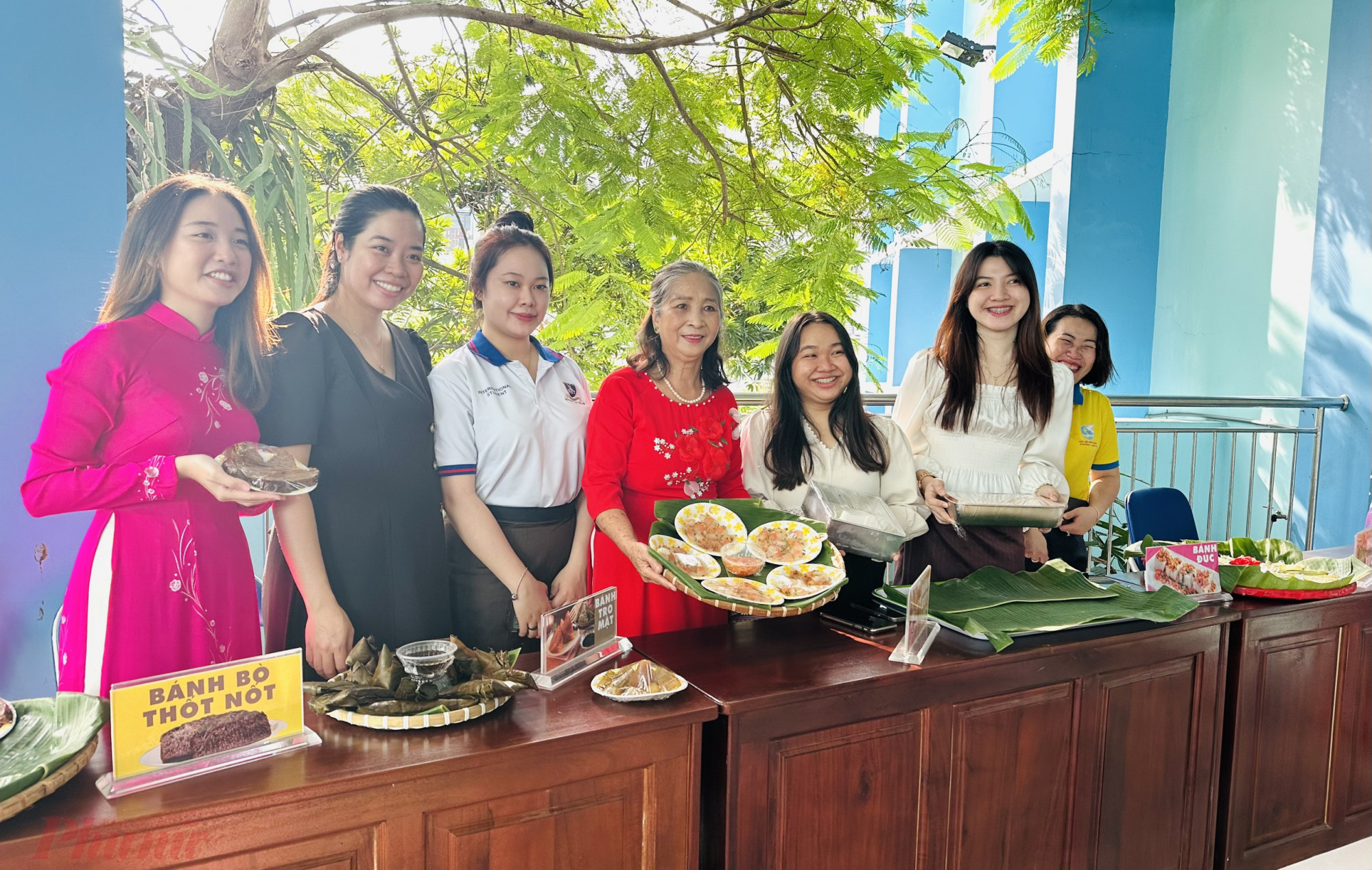 Các bạn du học sinh nước ngoài đang sinh sống và học tập trên địa bàn quận cùng giao lưu, chia sẻ những kỉ niệm đáng nhớ về các hoạt động gắn kết, trải nghiệm cùng gia đình người Việt,  Hội LHPN,…