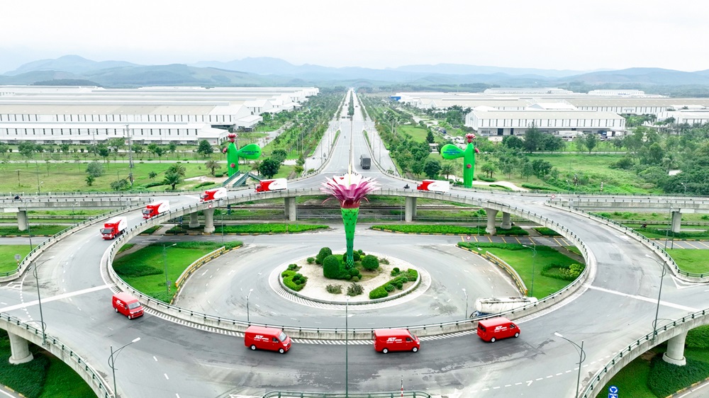 Lô xe bàn giao được chạy thử tại nút giao thông vòng xuyến hai tầng Chu Lai - Quảng Nam
