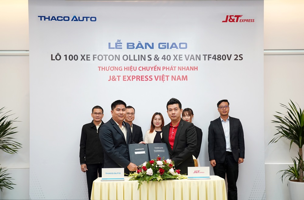 Đại diện THACO AUTO (bên trái) và đại diện J&T Express Việt Nam ký kết bàn giao lô 140 xe - Ảnh: THACO AUTO