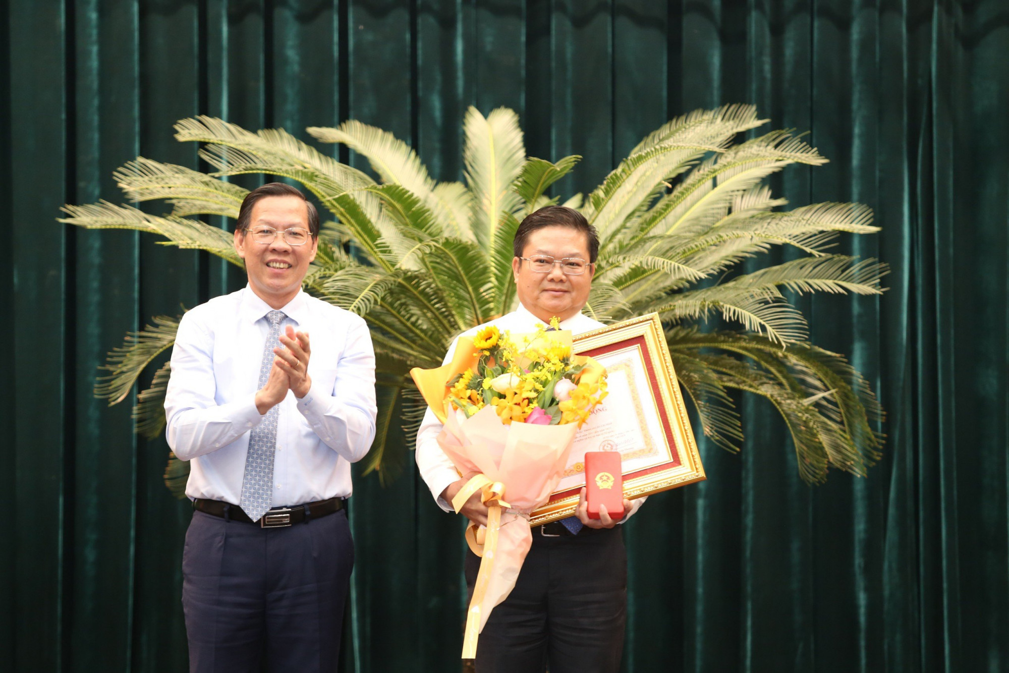 Chủ tịch UBND TPHCM Phan Văn Mãi trao tặng Huân chương Lao động hạng Nhì cho ông Lê Văn Thinh - Giám đốc Sở Lao động Thương binh và Xã hội TPHCM