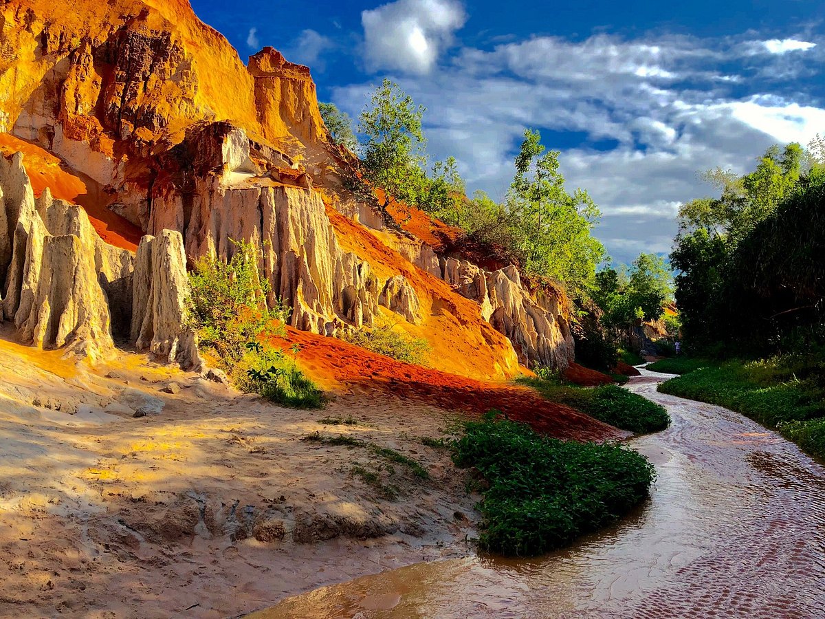 Suối Tiên là một địa điểm check-in mới nổi ở Phan Thiết. Nơi đây được mệnh danh là thiên đường hạ giới với những dòng suối nhỏ chảy qua những ngọn đồi nhũ đá màu đỏ, trắng, cam... tạo nên một khung cảnh vô cùng độc đáo và ấn tượng. Đến với Suối Tiên, bạn có thể thỏa sức chụp ảnh sống ảo, hòa mình vào thiên nhiên tươi đẹp và tận hưởng những giây phút thư giãn tuyệt vời.