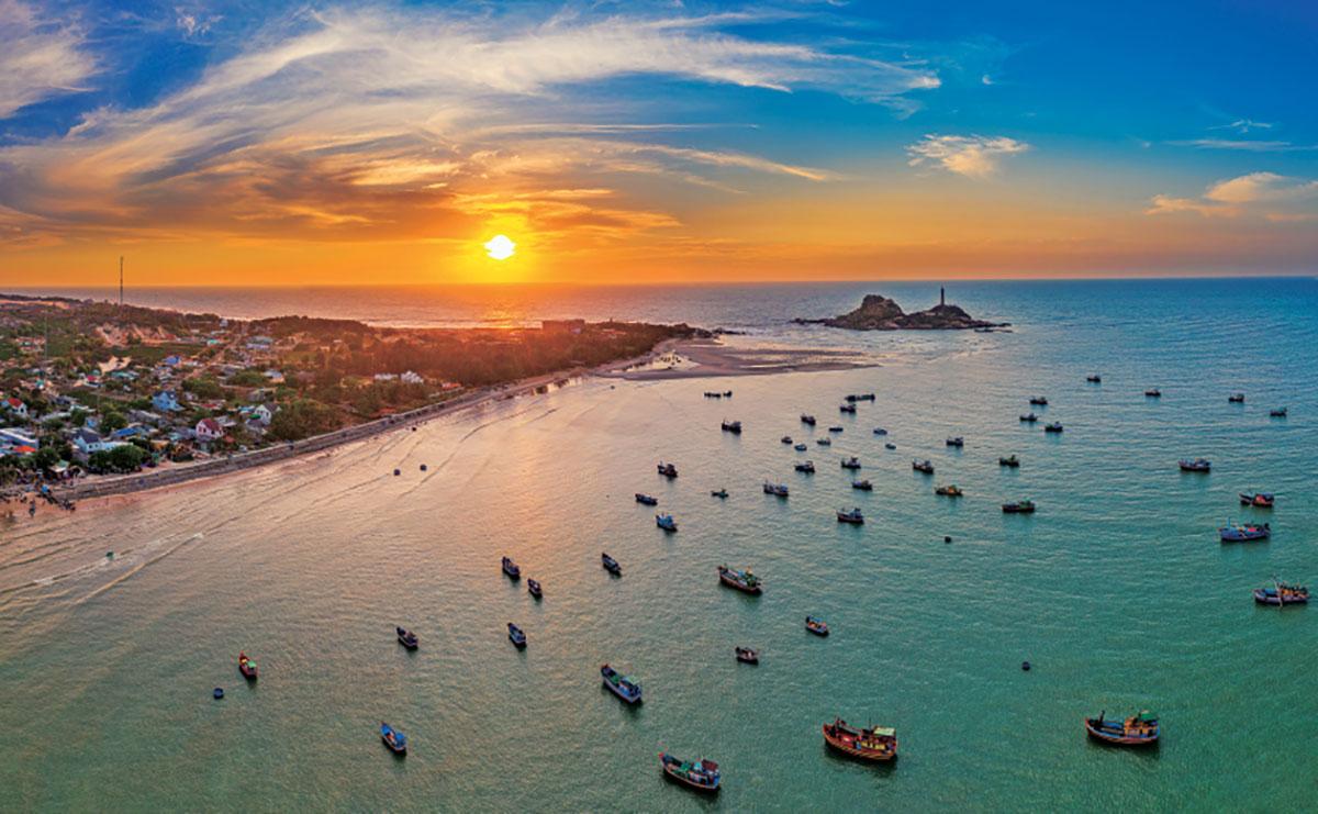 Di chuyển Phan Thiết cách Hà Nội khoảng 1.500 km và cách TP HCM khoảng 210 km, không có sân bay nên phải di chuyển bằng các phương tiện như xe khách, ôtô tự lái, tàu hỏa...  Nếu sử dụng phương tiện cá nhân từ TP HCM, du khách sẽ mất khoảng 2 tiếng di chuyển trên cao tốc Long Thành - Dầu Giây - Phan Thiết mới khánh thành dịp 30/4/2023.  Tới Phan Thiết từ Hà Nội, du khách mua vé máy bay đến sân bay Tân Sơn Nhất (TP HCM) hoặc Cam Ranh (Khánh Hòa) rồi tiếp tục đi ôtô đến Phan Thiết. Giá vé máy bay dao động trong khoảng 2 đến 4 triệu đồng, tùy thời điểm.  Từ ga Sài Gòn đến ga Phan Thiết mất gần 4 tiếng, giá vé tàu 250.000-350.000 đồng. Xe khách từ TP HCM đến Phan Thiết giá khoảng 200.000-450.000 đồng tùy loại. Xe khách từ Khánh Hòa đi Phan Thiết giá khoảng 150.000-300.000 đồng. Giá vé xe khách từ Hà Nội đến Phan Thiết dao động trong khoảng từ 1 đến 1,2 triệu đồng.  Từ TP Phan Thiết thường có xe trung chuyển đến các khách sạn, resort tại Mũi Né.