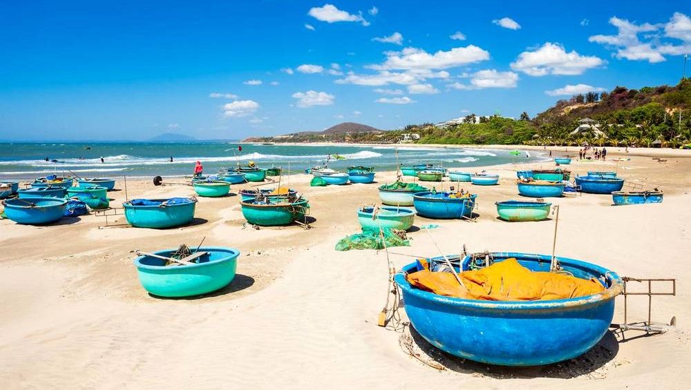 Phan Thiết nằm ở trong vùng khô hạn thuộc khí hậu nhiệt đới điển hình, nhiều nắng, gió. Vẫn có hai mùa mưa - nắng nhưng thời gian mưa không dài. Nơi đây cũng ít chịu ảnh hưởng của các cơn bão và không có sương mù nên du khách có thể đến Phan Thiết vào bất kỳ thời điểm nào trong năm. Tháng 6 và 7 hoặc từ tháng 12 đến tháng 2 là thời điểm lý tưởng nhất để du lịch Phan Thiết.