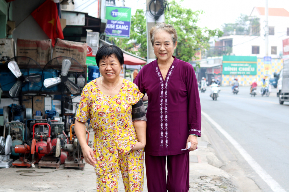 Bà Nguyễn Thị Nữ (phải) thường xuyên đi thăm hỏi, hỗ trợ phụ nữ có hoàn cảnh khó khăn