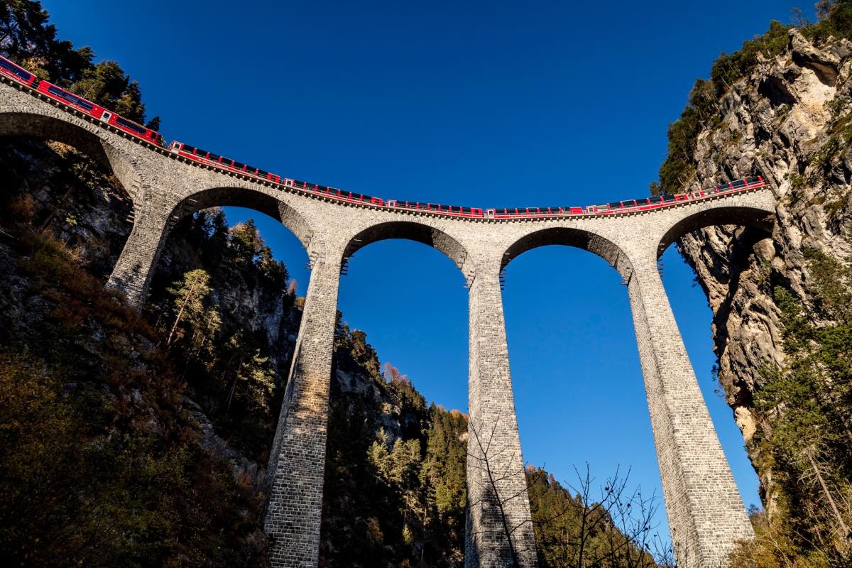  Cầu cạn Landwasser dài 142m cao 65 mét, công trình đặc trưng của Đường sắt Rhaetian và là một trong những công trình đường sắt mang tính biểu tượng của thế giới