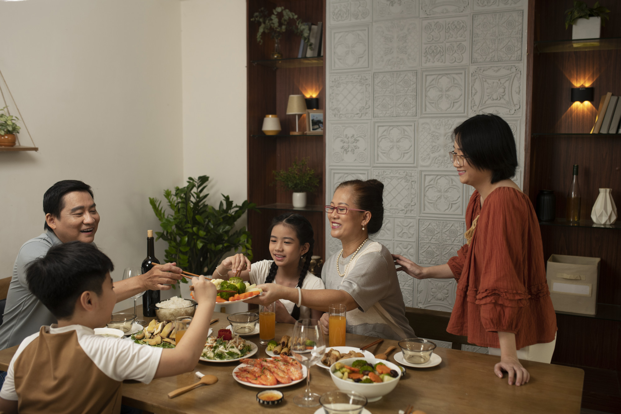 Một bữa ăn gia đình ấm áp sẽ giúp gia đình bạn đón một mùa xuân vui vẻ. Ảnh minh họa