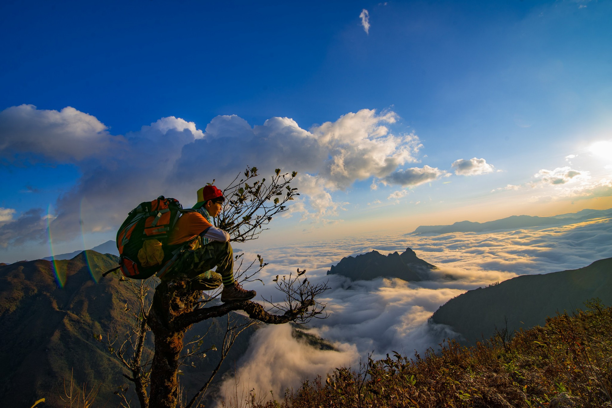 Bạch Mộc Lương Tử hay Ky Quan San đỉnh núi nằm ở ranh giới của hai tỉnh Lào Cai và Lai Châu. Với độ cao 3.046m, Bạch Mộc Lương Tử là đỉnh núi cao thứ tư tại Việt Nam sau Fansipan (3.143m), Pu Ta Leng (3.049m), Pu Si Lung (3.083m). Bạch Mộc Lương Tử là cái tên không thể thiếu trong list những địa điểm săn mây đẹp nhất ở Tây Bắc nói riêng và ở Việt Nam nói chung. Vậy nên dù cung đường chinh phục đỉnh Bạch Mộc được đánh giá cao về độ hiểm trở nhưng vẫn không thể cản được dấu chân của các bạn trẻ yêu thích dịch chuyển.