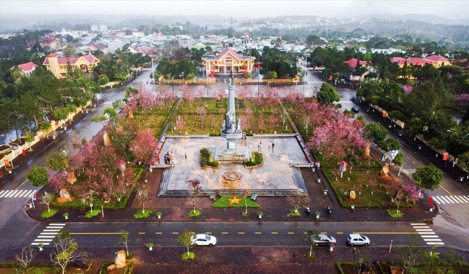 Phương tiện di chuyển đến Tây Nguyên: Để đến với Tây Nguyên, bạn có thể di chuyển bằng nhiều hình thức khác nhau. Nếu muốn rút ngắn thời gian di chuyển, bạn có thể lựa chọn máy bay. Tại Tây Nguyên hiện đang có các sân bay hoạt động, cụ thể: Sân bay Buôn Ma Thuột (Đắk Lắk), sân bay Pleiku (Gia Lai), sân bay Liên Khương (Lâm Đồng). Tuy nhiên, bạn có thể sử dụng xe ô tô để có thể trải nghiệm những cung đường đèo nổi tiếng tại xứ bazan trong hành trình tour du lịch Tết 2023. Nhưng bạn là người say xe và có sức khỏe không tốt thì nên cân nhắc trước khi lựa chọn phương tiện này. Mặc dù xe ô tô có thể giúp bạn chiêm ngưỡng được cảnh sắc núi rừng và thử thách bản thân qua những cung đường, nhưng chính điều này cũng sẽ ảnh hưởng đến sức khỏe của bạn vì đoạn đường di chuyển tương đối dài.