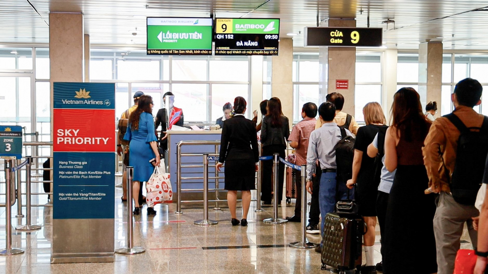 Khách xếp hàng lên máy bay tại ga đi quốc nội Cảng hàng không quốc tế Tân Sơn Nhất hồi cuối năm 2023. Ảnh: Quốc Thái