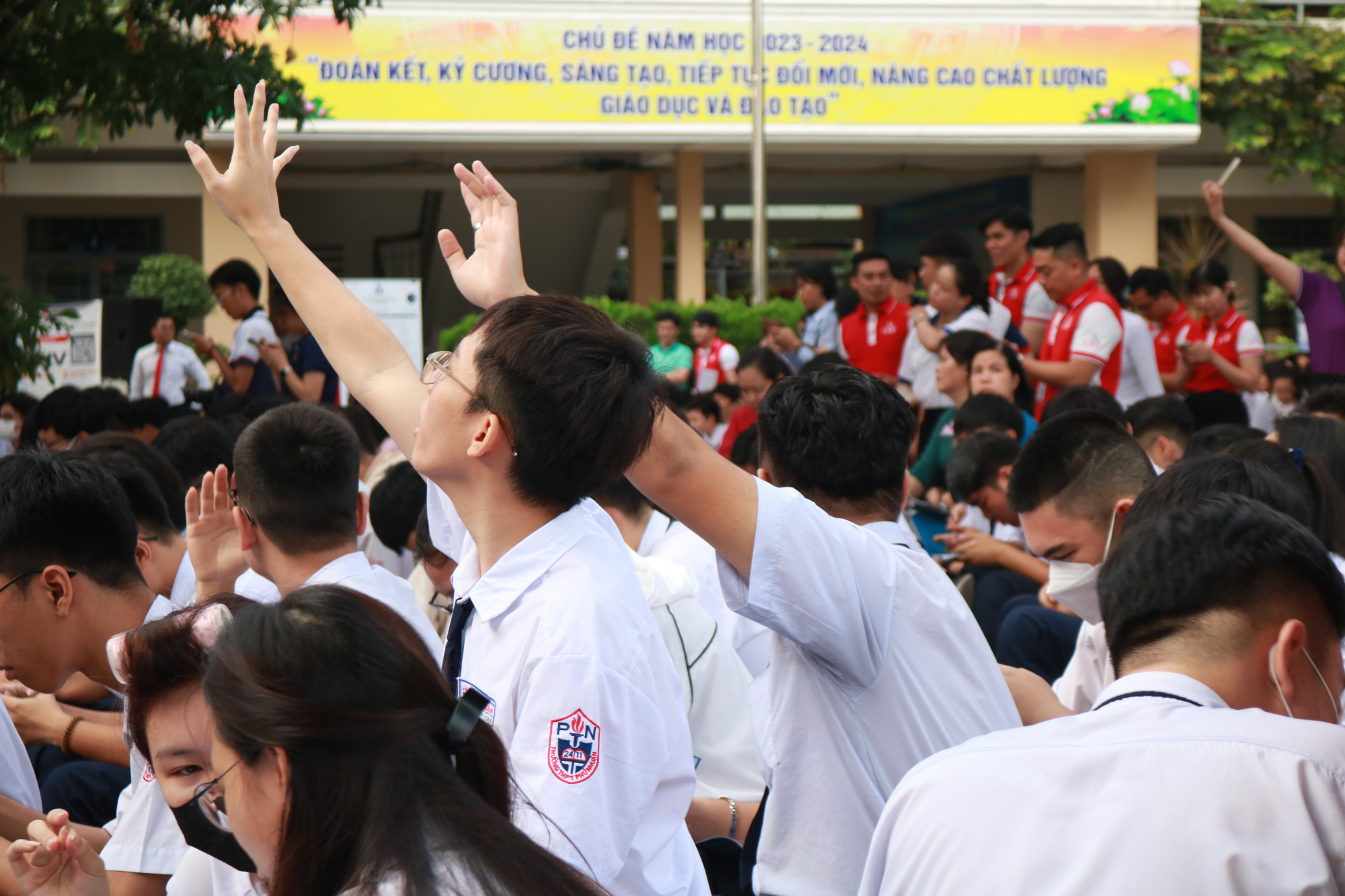 Trước những chia sẻ chân thành của ban cố vấn, các em học sinh vô cùng hào hứng đặt câu hỏi cho ban tổ chức