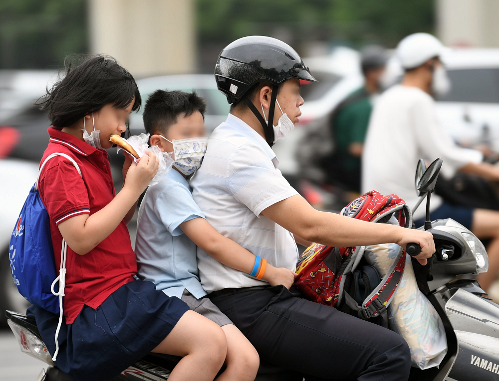 Làm bố mẹ thời bão giá áp lực nhân đôi, đặc biệt trăn trở chuyện ăn uống cho các con trong độ tuổi đi học - Ảnh: CGHL