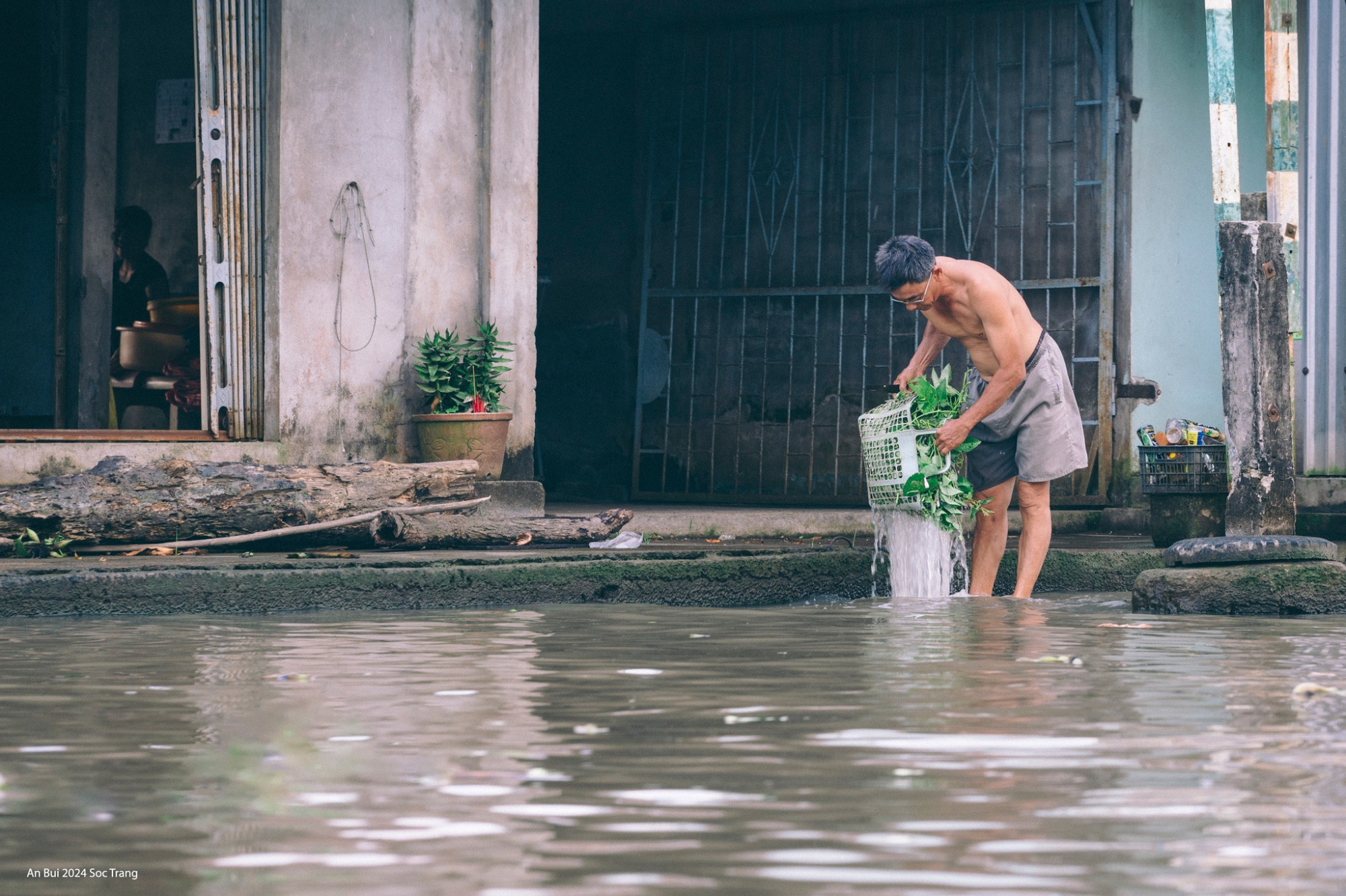 Hay bức tranh sinh hoạt gắn với sông nước của người dân địa phương.