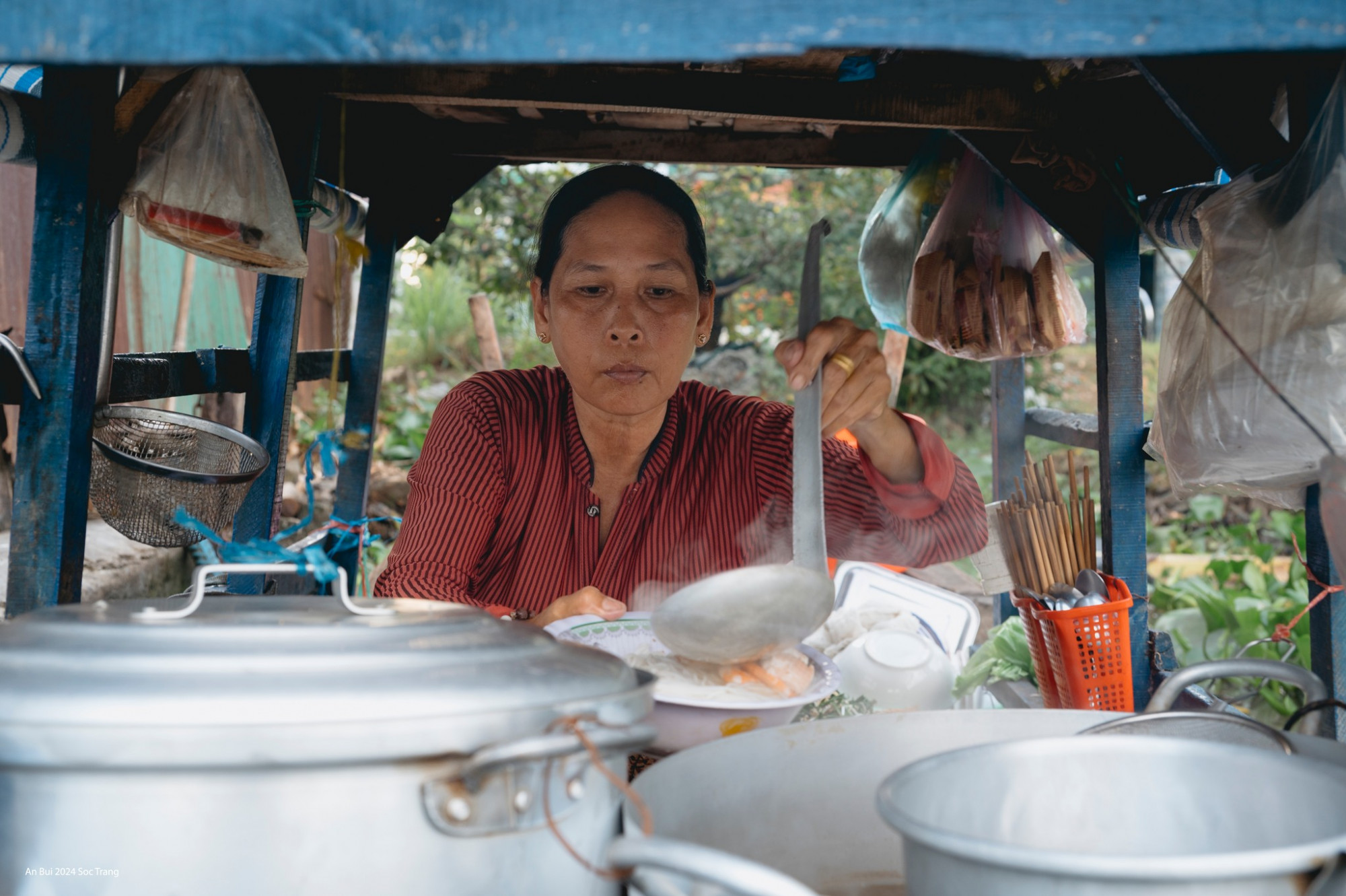 Bên cạnh nông sản, thực phẩm tươi sống, có nhiều thuyền bán món ăn chín như các loại bún, bánh mì... Bạn có thể thử gọi một món gì đó ấm nóng,sì sụp ngồi ăn trên tàu, vừa cảm nhận độ ấm của món ăn, vừa cảm nhận những đợt nước khiến thuyền chồng chềnh khi có thuyền chạy ngang qua, cảm nhận gió sông mát rượi hay tiếng nói cười tấp nập của người mua kẻ bán. 