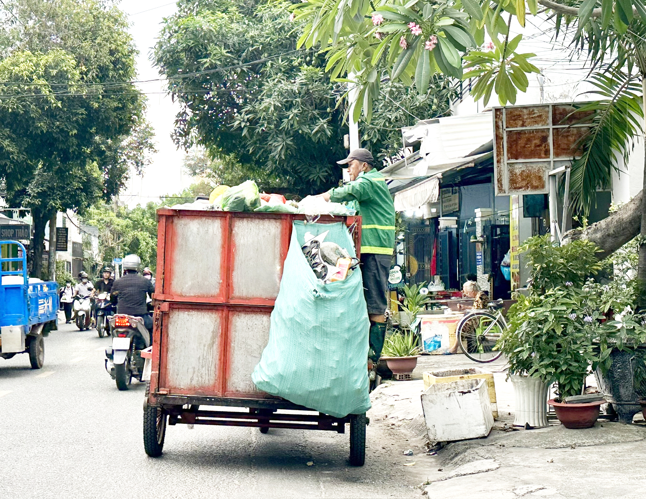 Theo người dân, phí vận chuyển rác năm 2024 tăng sẽ gây khó khăn trong công tác vận động, thu phí