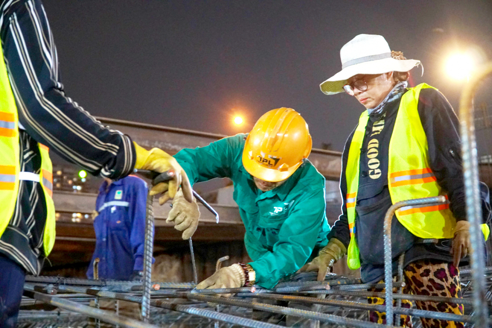 Công nhân tăng ca xuyên đêm để thi công hầm chui tại gói thầu xây lắp số 5, dự án nút giao An Phú (TP Thủ Đức) với quyết tâm sẽ về đích sớm - Ảnh: Tam Nguyên