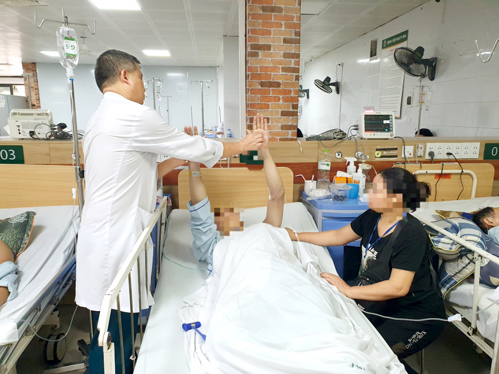 Một bệnh nhân tổn thương não, suy đa tạng vì ngộ độc thuốc lá điện tử đang điều trị tại Bệnh viện Bạch Mai - Ảnh do bệnh viện cung cấp