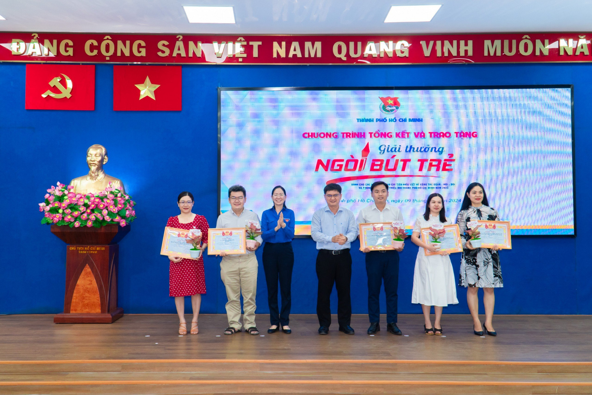 Trưởng Ban Dân vận Thành ủy TPHCM Nguyễn Mạnh Cường và Bí thư Thành đoàn TPHCM Phan Thị Thanh Phương trao giải A đến các tác giả, nhóm tác giả đạt Giải thưởng Ngòi bút trẻ năm 2023