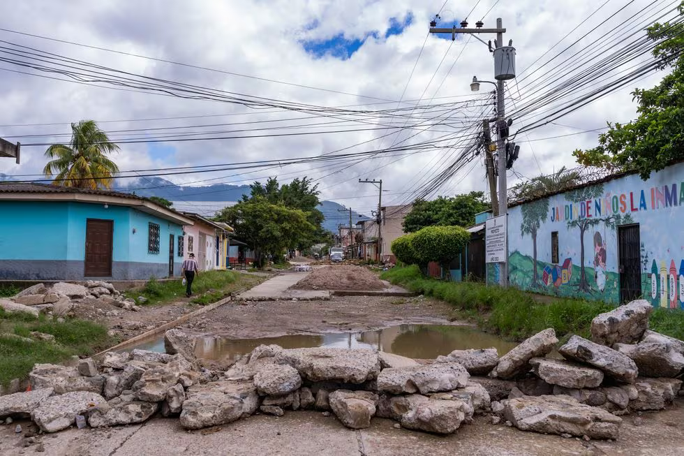 Đoạn đường bị hư hỏng nặng trong một khu phố nghèo thuộc Comayagua, nơi Suazo lớn lên.