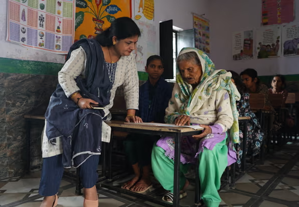 Amma, 92 tuổi, cùng giáo viên trong lớp học ở Bulandshahr, Uttar Pradesh. Ảnh: Jyoti Thakur/The Guardian