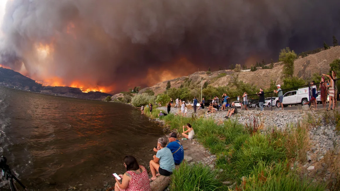 Người dân quan sát vụ cháy rừng McDougall Creek ở vùng Tây Kelowna, tỉnh British Columbia, Canada, vào ngày 17/8/2023 — Ảnh: Getty Images