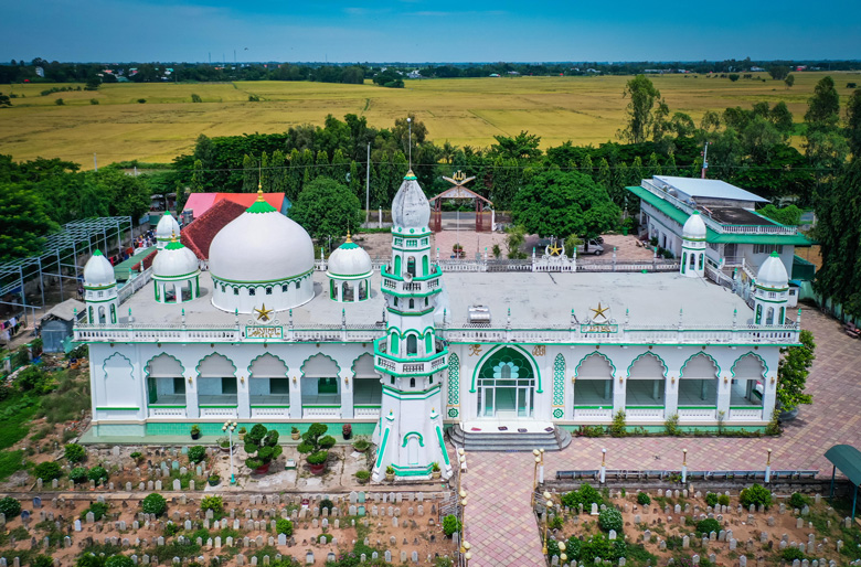 Thánh đường Masjid Jamiul Azhar thuộc địa phận xã Châu Phong, thị xã Tân Châu, tỉnh An Giang. Thánh đường được thiết kế bởi kiến trúc sư người Ấn Độ là Mohamet Amin, có kiến trúc mang nét đặc thù của đạo Hồi. Nhìn từ xa, ngôi thánh đường giống kiểu kiến trúc cổ của Ấn Độ, Ba Tư. Cổng chính hình vòng cung, trước là khoảng sân rộng. Trên nóc giáo đường có 1 tháp lớn hai tầng hình bầu dục, dưới chân tháp có hình trăng lưỡi liềm và ngôi sao, tượng trưng cho Âm lịch đạo Hồi và sự tuân theo ý Allah (Đấng toàn năng, hay Thượng đế). Bốn góc trên nóc có 4 tháp nhỏ, giữa nóc có hai tháp bầu tròn nhô cao.