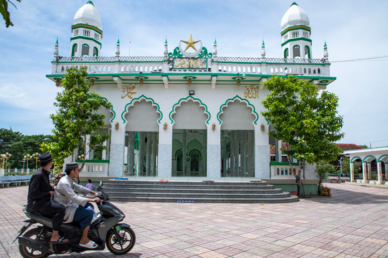 Thánh đường Masjid Jamiul Azhar có màu sắc chủ đạo là màu trắng kết hợp với màu xanh ngọc. Màu trắng tượng trưng cho sự thuần khiết và màu xanh thể hiện niềm hạnh phúc, an lạc, vĩnh hằng. 