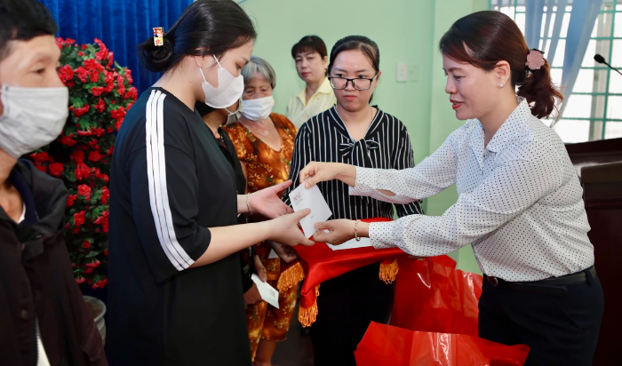 Bà Nguyễn Thị Hải Anh - Phó giám đốc Chủ tịch công đoàn cơ sở ngân hàng Agribank chi nhánh quận 11 - trao quà cho bà con