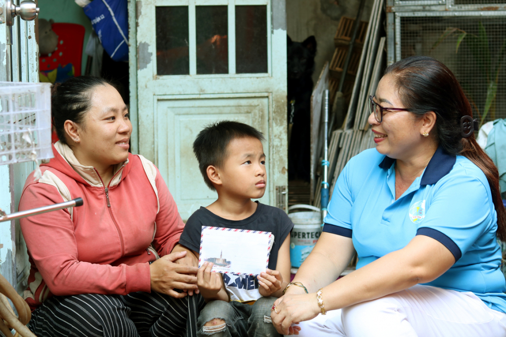 Chị Trần Huỳnh Yến (bìa phải) dành nhiều thời gian đến thăm và tiếp sức cho em Lâm Thế Minh đến trường