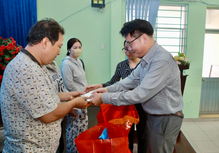 Ông Đinh Đức Thọ - Phó tổng biên tập Báo Pháp Luật TPHCM - trao quà cho bà con