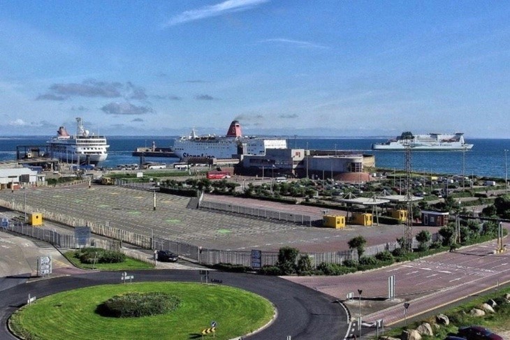 Cảng Rosslare ở Ireland, nơi phát hiện 14 người di cư lậu trốn trong container đông lạnh. Nguồn: Irish Independent