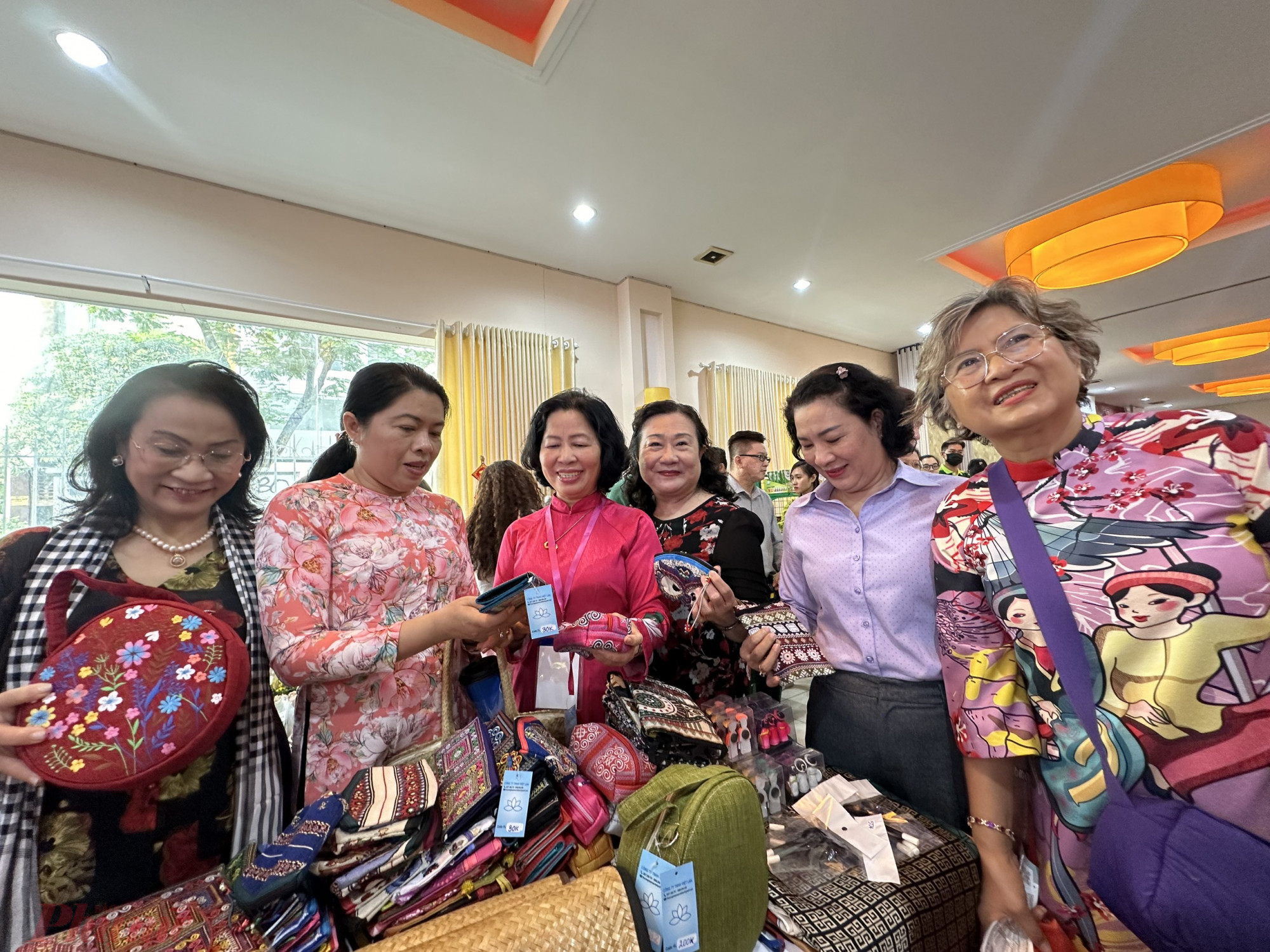 Đại diện Hội nữ doanh nhân, Hội LHPN TPHCM  và các đơn vị tham quan các gian hàng tại chợ tết Việt 