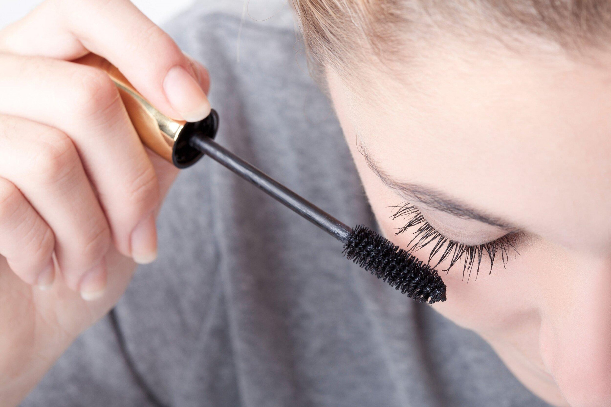 Mascara: Tiêu chí hàng đầu để lựa chọn mascara là độ chống trôi. Để kiểm tra, bạn hãy dùng mascara lên tay và dùng ngón tay chà nhẹ lên vùng da đổ nhiều dầu nhất trên mặt, sau đó chà mạnh lên mascara để xem mức độ trôi của nó. Mi mắt vẫn tiết ra dầu như da mặt nên đối với những cô nàng da dầu nếu chọn nhầm loại mascara dễ trôi sẽ khiến đôi mắt trở nên thâm đen và lem nhem sau một ngày dài. 