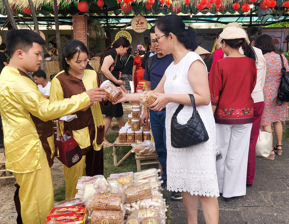 Khách tham quan tranh thủ mua các loại đặc sản được vận chuyển từ Quảng Ngãi vào.