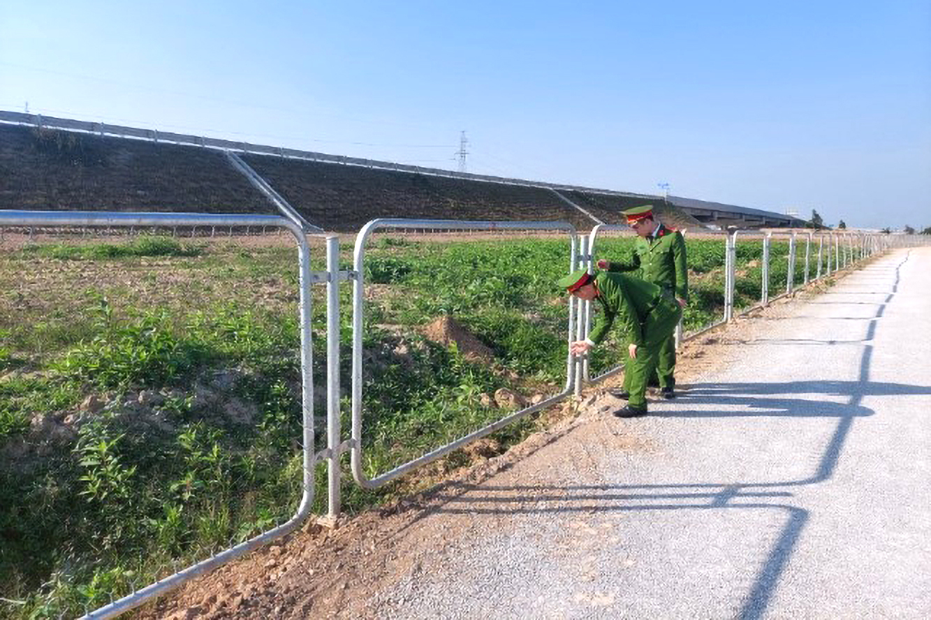 Lưới B40 dọc hàng rào bảo vệ cao tốc Bắc Nam bị Siêu cắt trộm - Ảnh: Công an cung cấp