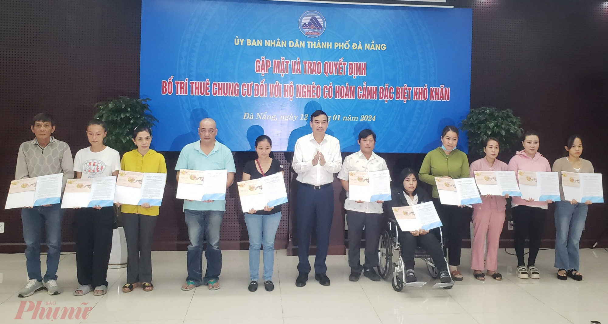 Ông Lê Trung Chinh - Chủ tịch UBND TP Đà Nẵng - trao quyết định cho thuê chung cư cho các hộ gia đình có hoàn cảnh khó khăn