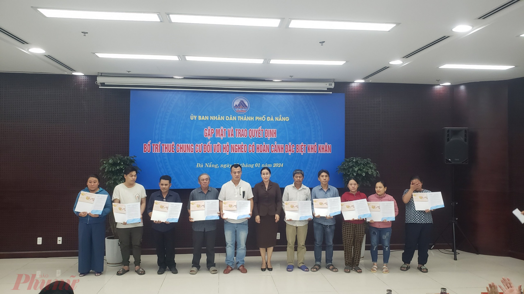 Bà Nguyễn Thị Anh Thi - Phó chủ tịch HĐND TP Đà Nẵng - trao quà và quyết định cho các hộ dân