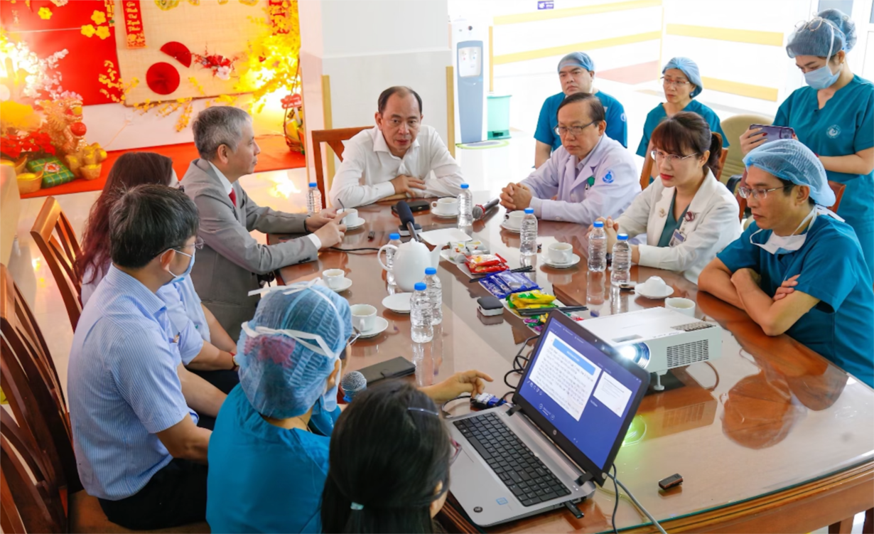 PGS TS BS Tăng Chí Thượng, Giám đốc Sở Y tế cùng lãnh đạo BV Từ Dũ, BV Nhi đồng 1 và ê-kíp thông tim can thiệp bào thai hội ý trước can thiệp cho thai phụ và bào thai (12/01/2023)