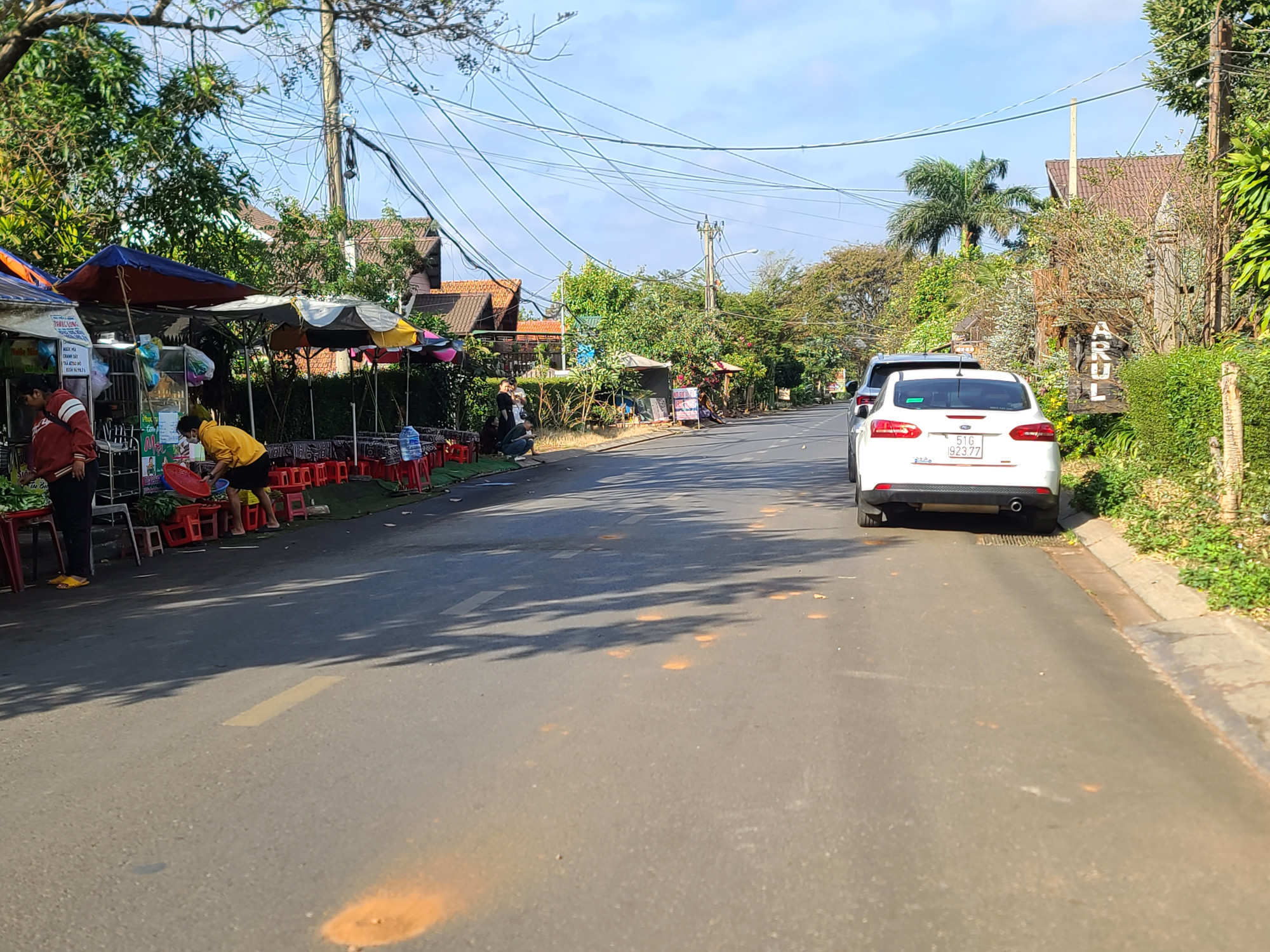 Con đường chạy dọc trong buôn được thảm nhựa khang trang, các lối đi được vệ sinh sạch sẽ, trang trí bởi nhiều cây xanh. Hai bên đường, nhà cửa khang trang, sầm uất.