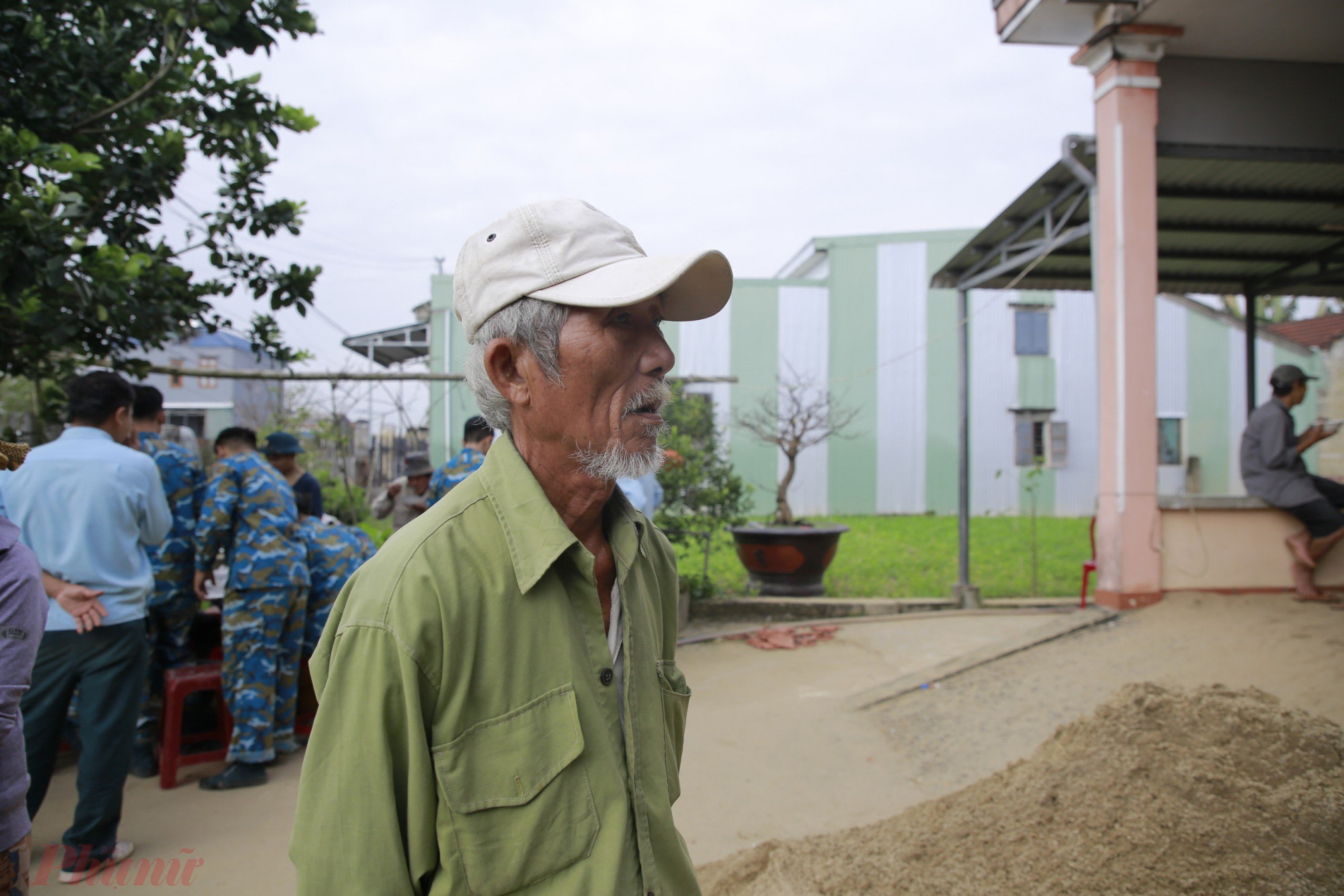 Nhà ông Nguyễn Thanh Chính được lợp lại ngói mới và xây mới các phòng bị hư hại