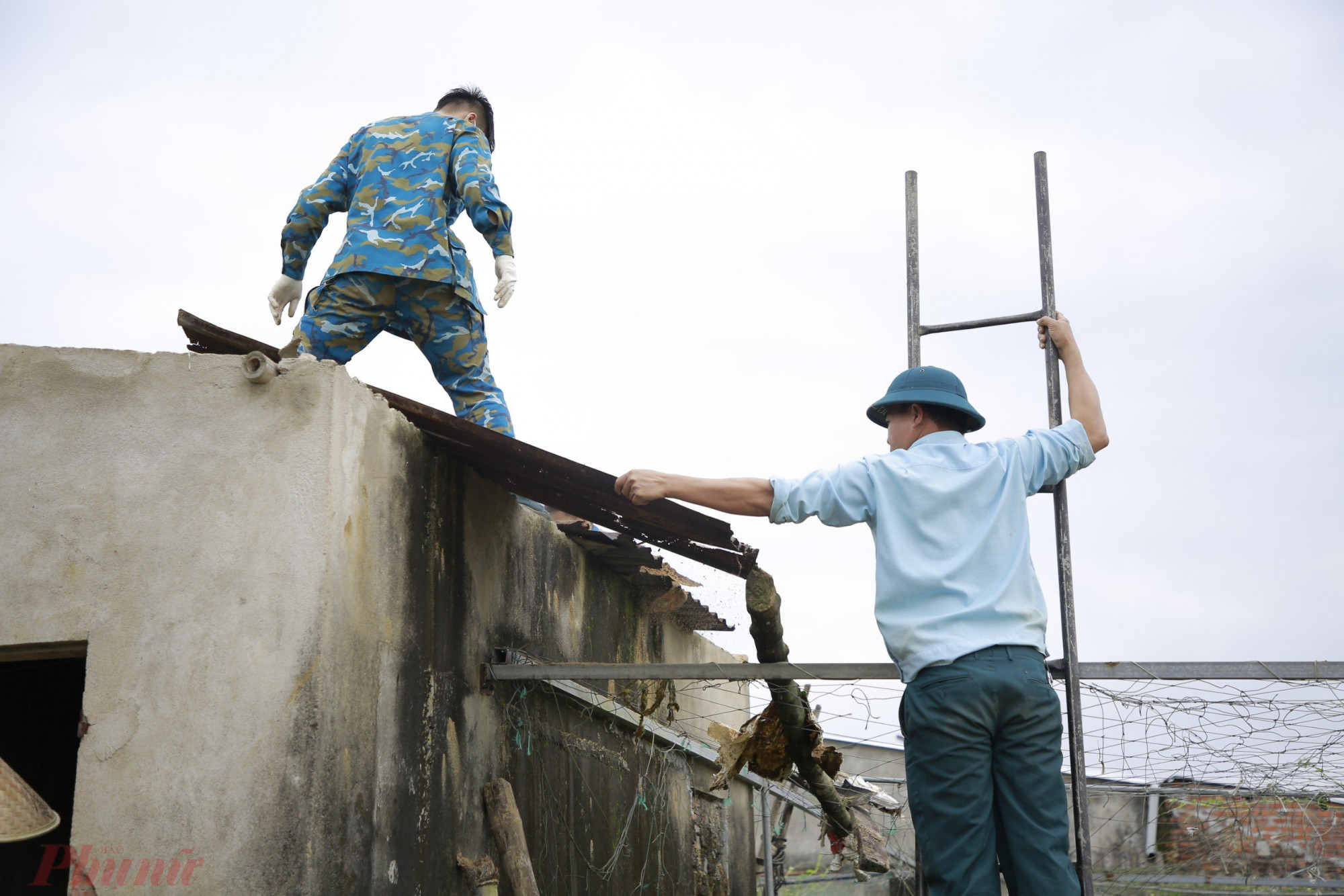 Nhà bà Hiền cũng được thay mới hoàn toàn mái tôn